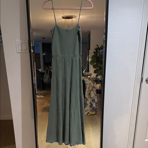 Chic Olive Maxi Dress - Picture 1 of 3